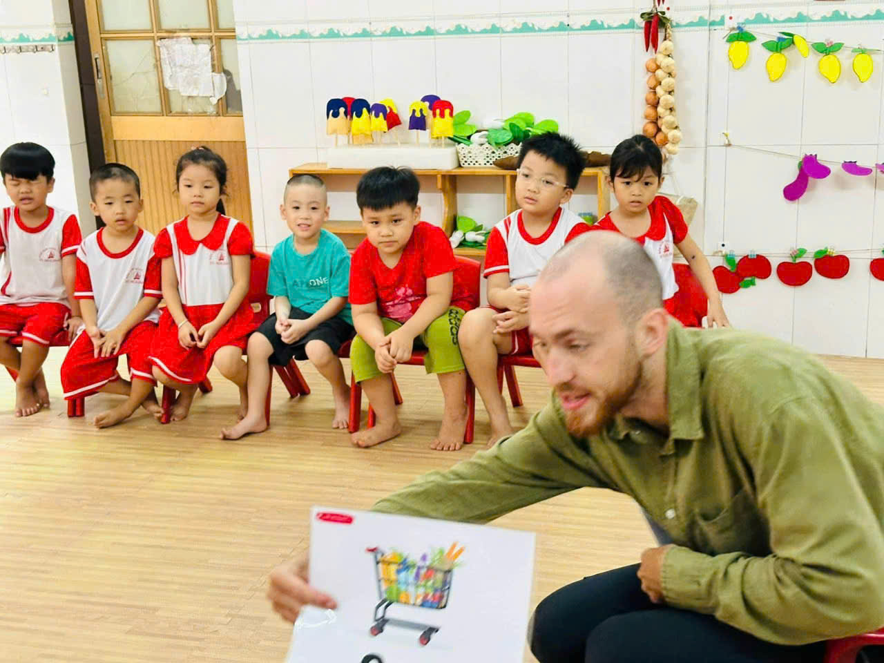 Lớp học đọc tên đồ vật 